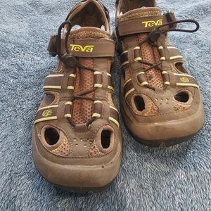 Teva 8.5 sz hiking shoes